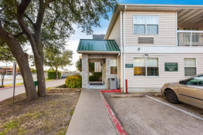  HomeTowne Studios by Red Roof Dallas - North Addison - Tollway  Аддисон